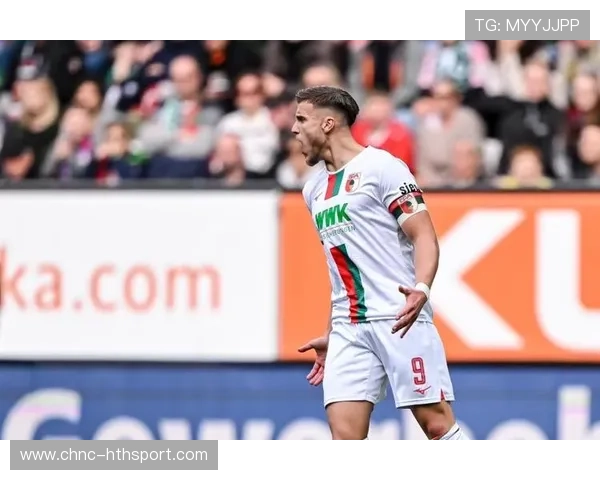 奥格斯堡对抗训练中德米罗维奇非常活跃